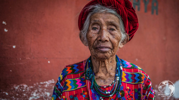 Indígena-de-Guatemala-con-traje-típico-étnico